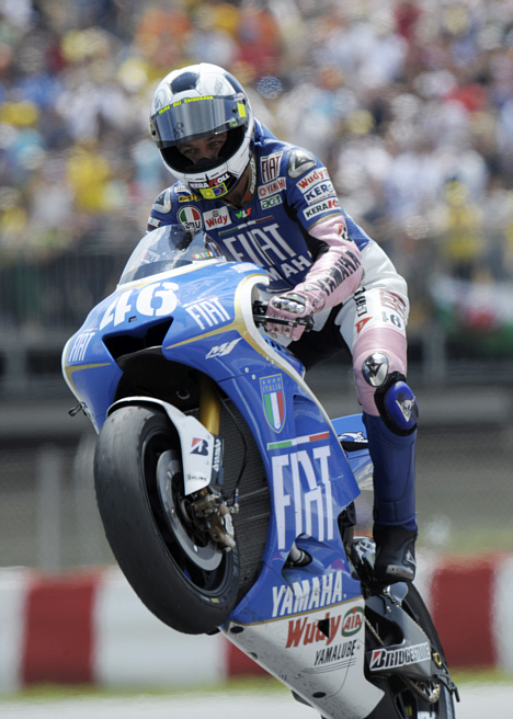Valentino Rossi fører fortsat VM på sin Fiat Yamaha, selvom han i Barcelona efter tre sejre i træk måtte se sig slået af Daniel Pedrosa, der var på hjemmebane. På søndag er Rossi stor favorit igen – da kører man på Donington Park i England.